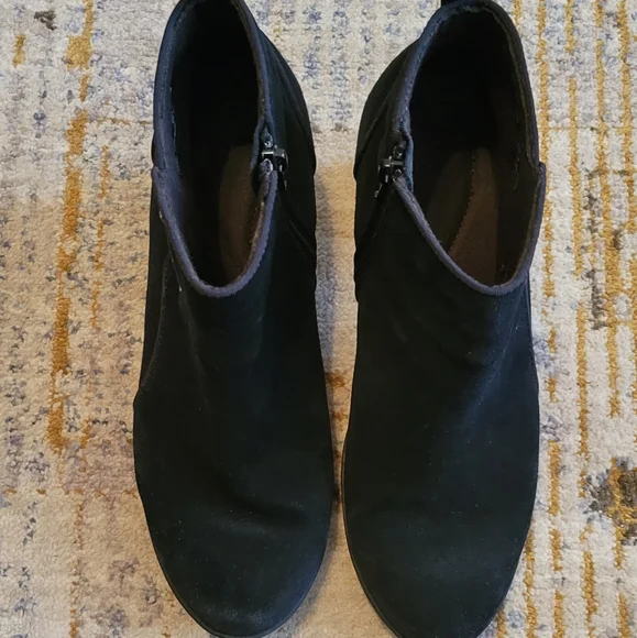 Clarks Black Suede Booties (Sz 9) - Picture 2 of 5